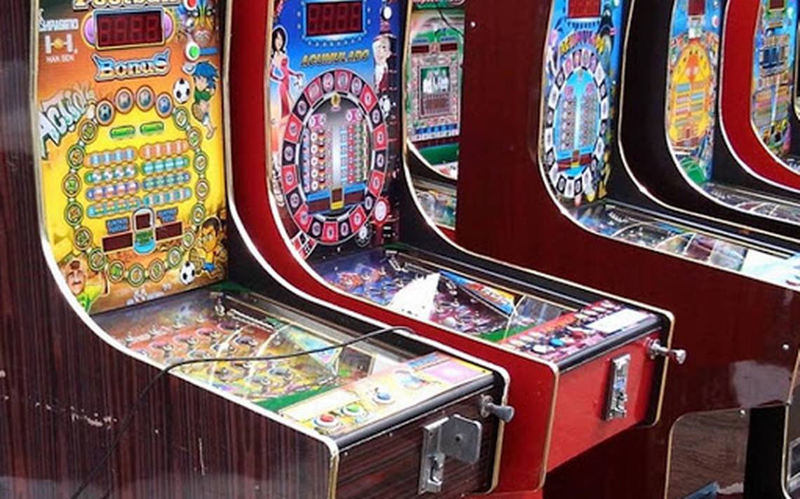 Máquina tragamonedas juego de arcade de casino en línea, tragamonedas de  frutas, juego, plata en lingotes, videojuego png 