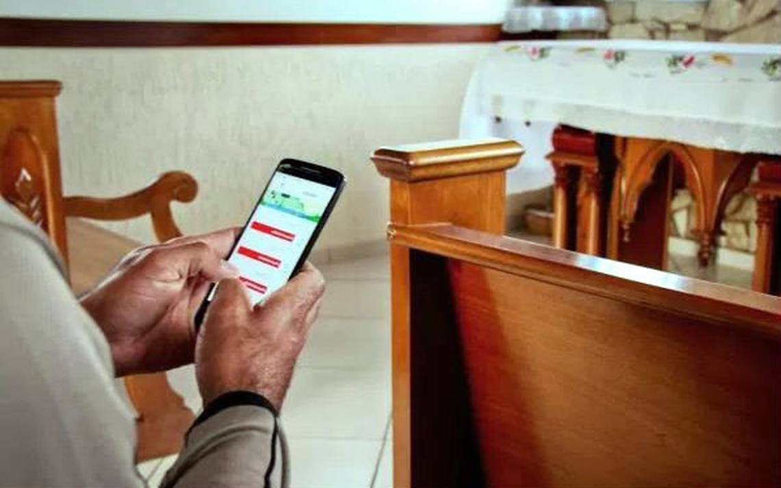 La sociedad critica el uso del celular en cenas e iglesias